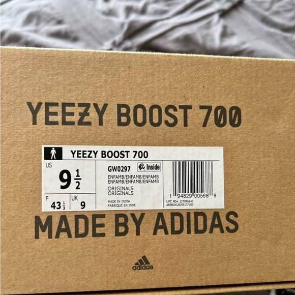 Yeezy Boost 700 - Picture 2 of 5